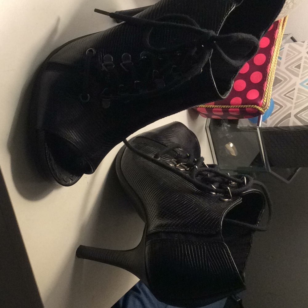 Heels - Picture 3 of 3